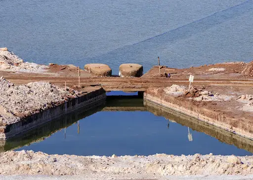 Construction of acid storage pool and hip leach with geomembrane