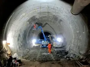 Tunnel lining with geomembrane sheet